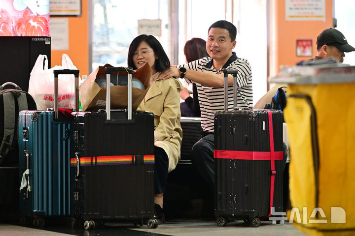 [광주=뉴시스] 이영주 기자 = 추석 연휴를 하루 앞둔 2일 오전 광주 서구 유·스퀘어광주종합버스터미널에서 한 부부가 귀성길에 오르기 전 서로의 어깨를 주물러 주고 있다. 2025.10.02. leeyj2578@newsis.com