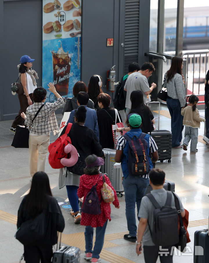 [서울=뉴시스] 김선웅 기자 = 추석 연휴를 하루 앞둔 2일 서울역에서 귀성객들이 열차에 탑승하기 위해 이동하고 있다. 2025.10.02. mangusta@newsis.com
