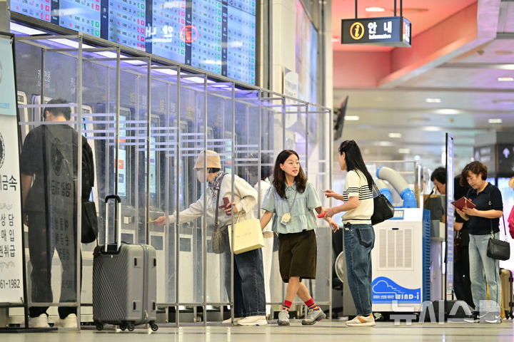 [광주=뉴시스] 이영주 기자 = 추석 연휴를 하루 앞둔 2일 오전 광주 서구 유·스퀘어광주종합버스터미널에서 시민들이 버스표를 끊고 있다. 2025.10.02. leeyj2578@newsis.com