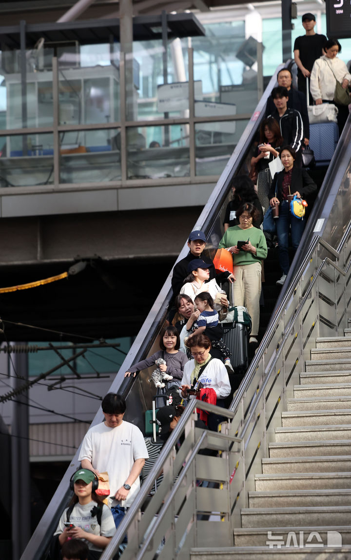 [서울=뉴시스] 김선웅 기자 = 추석 연휴를 하루 앞둔 2일 서울역에서 귀성객들이 열차에 탑승하기 위해 이동하고 있다. 2025.10.02. mangusta@newsis.com