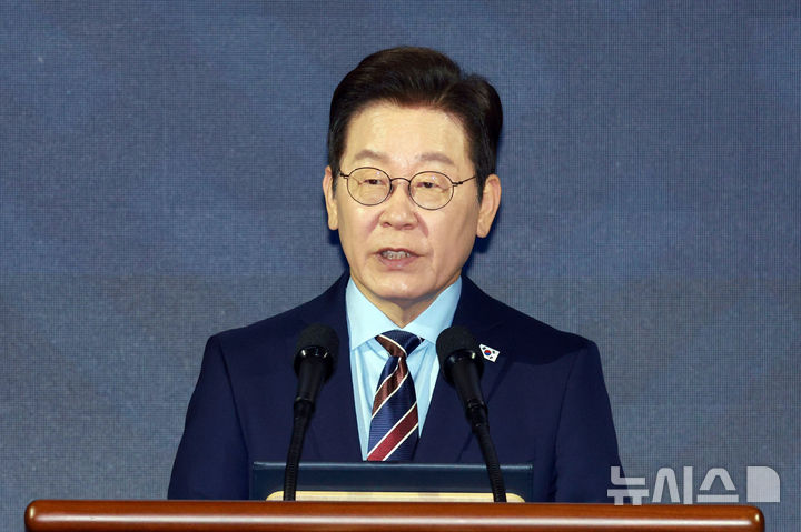 [서울=뉴시스] 고범준 기자 = 이재명 대통령이 2일 서울 광진구 그랜드워커힐서울 호텔에서 열린 제19회 세계 한인의 날 기념식에서 기념사를 하고 있다. 2025.10.02. bjko@newsis.com