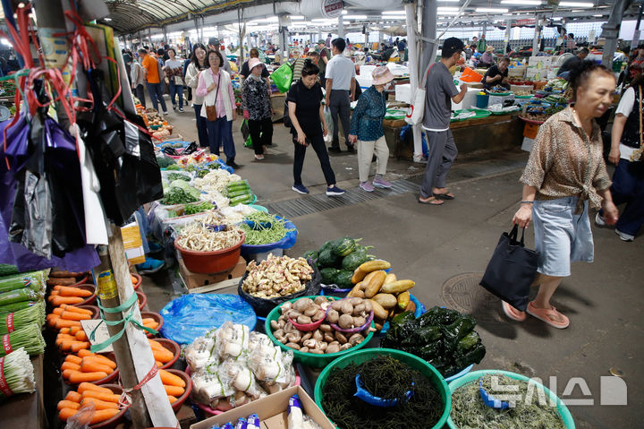 [제주=뉴시스] 우장호 기자 = 추석 연휴를 하루 앞둔 2일 오전 제주시 민속오일시장에 제수용품과 제철 과일을 구입하려는 도민과 관광객들의 발걸음이 이어지고 있다. 2025.10.02. woo1223@newsis.com