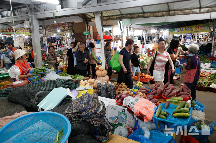 [제주=뉴시스] 우장호 기자 = 추석 연휴를 하루 앞둔 2일 오전 제주시 민속오일시장에 제수용품과 제철 과일을 구입하려는 도민과 관광객들의 발걸음이 이어지고 있다. 2025.10.02. woo1223@newsis.com