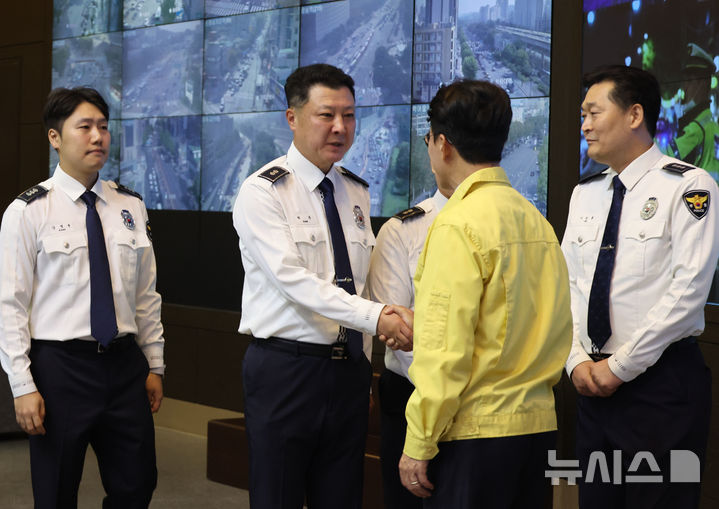 [서울=뉴시스] 김명원 기자 = 김민석 국무총리가 2일 오전 추석연휴 비상근무기관인 서울 종로구 서울경찰청 교통정보센터를 방문해 근무자들을 격려하고 있다. 2025.10.02. kmx1105@newsis.com