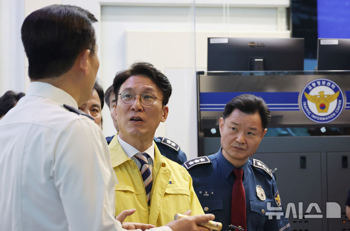[서울=뉴시스] 김명원 기자 = 김민석 국무총리가 2일 오전 추석연휴 비상근무기관인 서울 종로구 서울경찰청 교통정보센터를 방문해 현황 보고받고 있다. 2025.10.02. kmx1105@newsis.com
