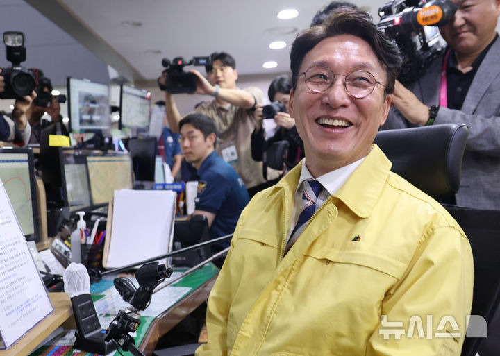 [서울=뉴시스] 김명원 기자 = 김민석 국무총리가 2일 오전 추석연휴 비상근무기관인 서울 종로구 서울경찰청 112 종합상황실을 방문해 무전으로 현장 근무자들을 격려하고 있다. 2025.10.02. kmx1105@newsis.com