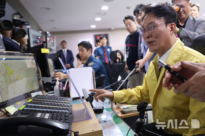 [서울=뉴시스] 김명원 기자 = 김민석 국무총리가 2일 오전 추석연휴 비상근무기관인 서울 종로구 서울경찰청 112 종합상황실을 방문해 무전으로 현장 근무자들을 격려하고 있다. 2025.10.02. kmx1105@newsis.com