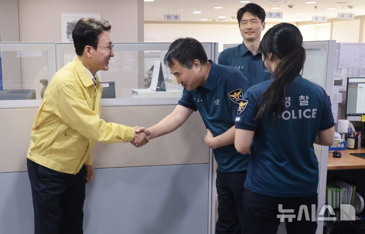 [서울=뉴시스] 청사사진기자단 = 김민석 국무총리가 2일 서울 종로구 서울경찰청 112종합상황실을 방문해 추석 명절을 대비한 민생치안활동 및 특별경계근무 상황 점검 후 근무자들을 격려하고 있다. 2025.10.02. photo@newsis.com