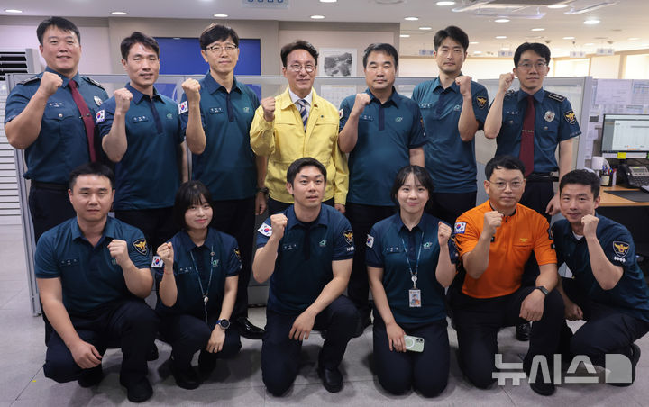 [서울=뉴시스] 청사사진기자단 = 김민석 국무총리가 2일 서울 종로구 서울경찰청 112종합상황실을 방문해 추석 명절을 대비한 민생치안활동 및 특별경계근무 상황 점검 후 근무자들과 기념촬영을 하고있다. 2025.10.02. photo@newsis.com