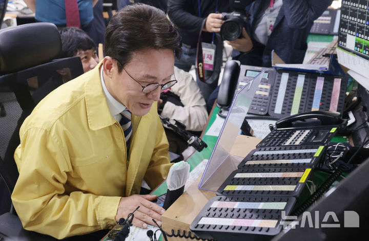 [서울=뉴시스] 청사사진기자단 = 김민석 국무총리가 2일 서울 종로구 서울경찰청 112종합상황실을 방문해 추석 명절을 대비한 민생치안활동 및 특별경계근무 상황 점검 후 무전을 통해 현장 경찰관을 격려하고 있다. 2025.10.02. photo@newsis.com