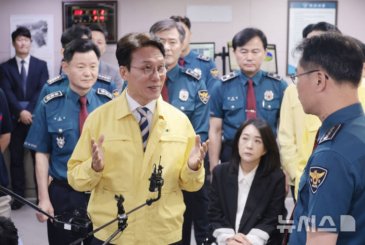 [서울=뉴시스] 청사사진기자단 = 김민석 국무총리가 2일 서울 종로구 서울경찰청 112종합상황실을 방문해 추석 명절을 대비한 민생치안활동 및 특별경계근무 상황을 점검하고 있다. 2025.10.02. photo@newsis.com