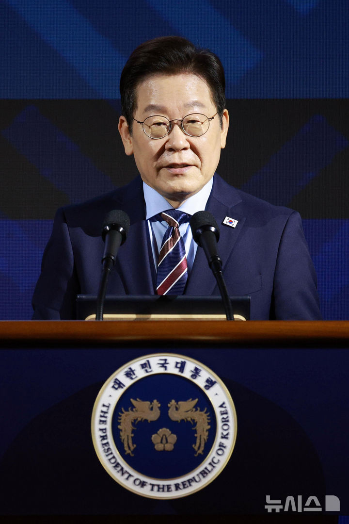 [서울=뉴시스] 고범준 기자 = 이재명 대통령이 2일 서울 광진구 그랜드워커힐서울 호텔에서 열린 제19회 세계 한인의 날 기념식에서 기념사를 하고 있다. 2025.10.02. bjko@newsis.com