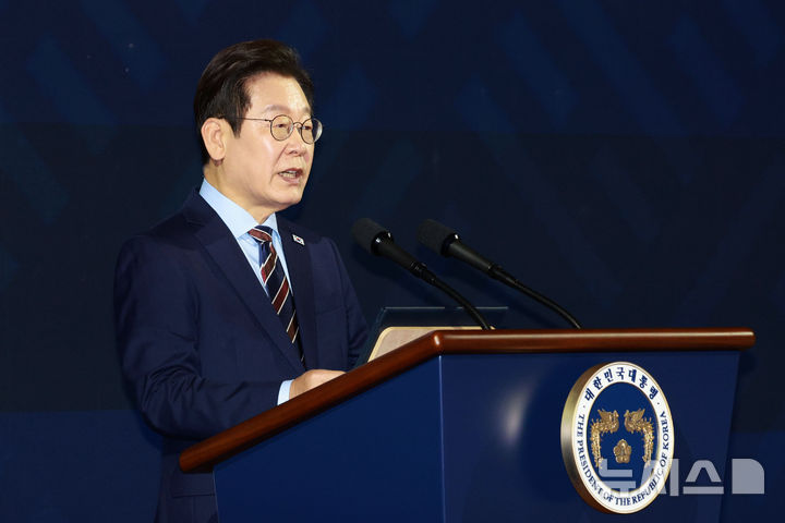 [서울=뉴시스] 고범준 기자 = 이재명 대통령이 2일 서울 광진구 그랜드워커힐서울 호텔에서 열린 제19회 세계 한인의 날 기념식에서 기념사를 하고 있다. 2025.10.02. bjko@newsis.com