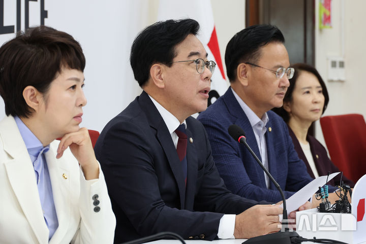 [서울=뉴시스] 김금보 기자 = 송언석 국민의힘 원내대표가 2일 오전 서울 여의도 국회에서 현안 관련 기자간담회를 하고 있다. 2025.10.02. kgb@newsis.com