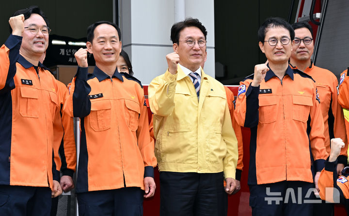 [서울=뉴시스] 청사사진기자단 = 김민석 국무총리가 추석명절을 하루 앞둔 2일 오전 서울 종로구 종로소방서를 격려 방문해 김승룡 소방청장 직무대행 및 장만석 종로소방서장과 기념사진을 찍고 있다. 2025.10.02. photo@newsis.com