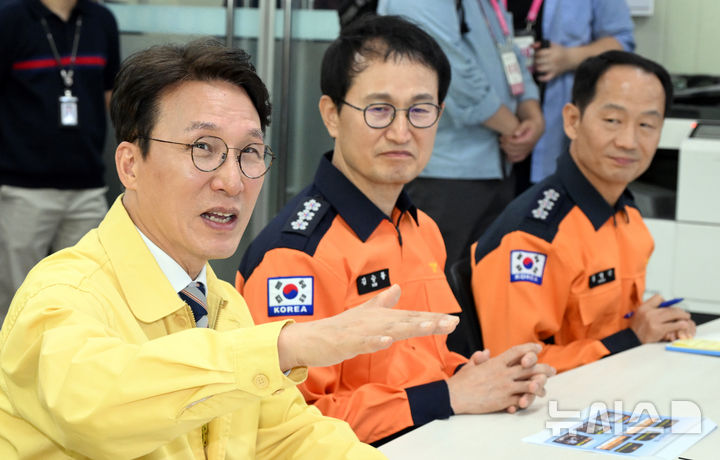 [서울=뉴시스] 청사사진기자단 = 김민석 국무총리가 추석명절을 하루 앞둔 2일 오전 서울 종로구 종로소방서를 방문해 장만석 종로소방서장으로부터 현황 보고를 받으며 질문하고 있다. 2025.10.02. photo@newsis.com