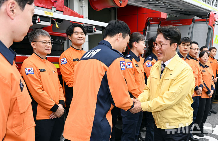 [서울=뉴시스] 청사사진기자단 = 김민석 국무총리가 추석명절을 하루 앞둔 2일 오전 서울 종로구 종로소방서를 방문해 근무자들을 격려하고 있다. 2025.10.02. photo@newsis.com