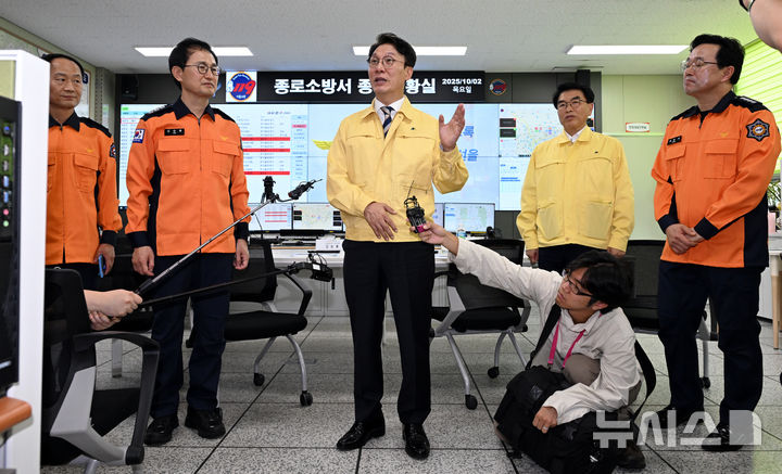 [서울=뉴시스] 청사사진기자단 = 김민석 국무총리가 추석명절을 하루 앞둔 2일 오전 서울 종로구 종로소방서를 방문해 근무자들을 격려하고 있다. 2025.10.02. photo@newsis.com