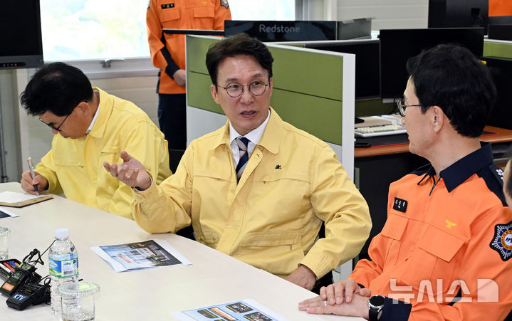 [서울=뉴시스] 청사사진기자단 = 김민석 국무총리가 추석명절을 하루 앞둔 2일 오전 서울 종로구 종로소방서를 방문해 김승룡 소방청장 직무대행과 대화를 나누고 있다. 2025.10.02. photo@newsis.com