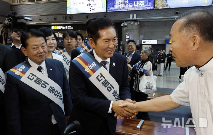 與, 용산역서 귀성 인사…"李정부와 즐거운 추석 맞이하길"