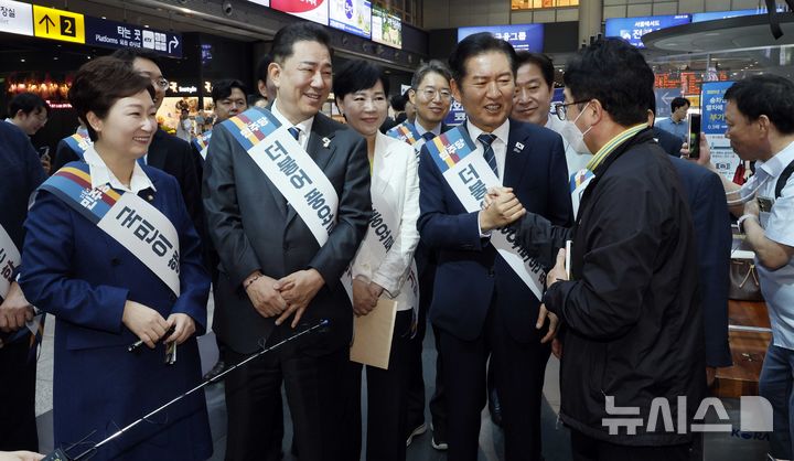 [서울=뉴시스] 김금보 기자= 정청래 더불어민주당 대표와 김병기 원내대표를 비롯한 의원들이 2일 서울 용산역에서 추석 귀성객에게 인사를 하고 있다.(공동취재) 2025.10.02. photo@newsis.com