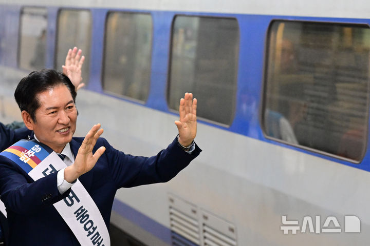 [서울=뉴시스] 김금보 기자= 정청래 더불어민주당 대표가 지난 2일 서울 용산구 용산역에서 추석 귀성객에게 인사를 하고 있다. (공동취재) 2025.10.02. photo@newsis.com