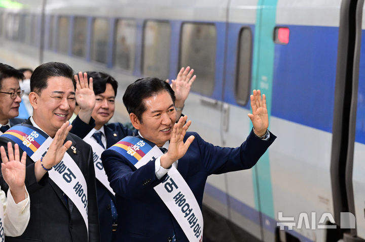 [서울=뉴시스] 김금보 기자= 정청래 더불어민주당 대표와 김병기 원내대표가 2일 서울 용산구 용산역에서 추석 귀성객에게 인사를 하고 있다. (공동취재) 2025.10.02. photo@newsis.com