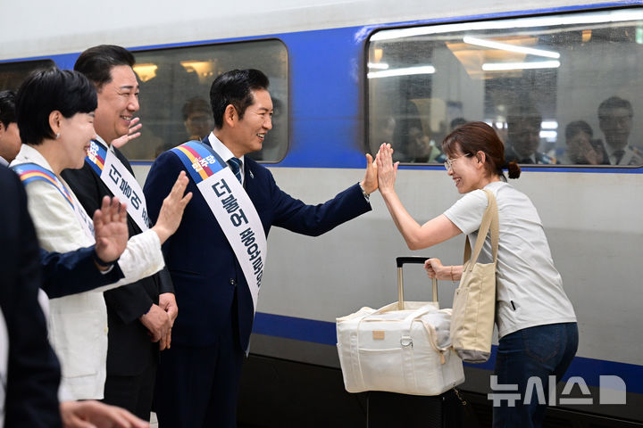 [서울=뉴시스] 김금보 기자= 정청래 더불어민주당 대표와 김병기 원내대표를 비롯한 의원들이 2일 서울 용산구 용산역에서 추석 귀성객에게 인사를 하고 있다. (공동취재) 2025.10.02. photo@newsis.com