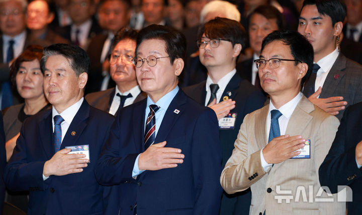 [서울=뉴시스] 고범준 기자 = 이재명 대통령이 2일 서울 광진구 그랜드워커힐서울 호텔에서 열린 제19회 세계 한인의 날 기념식에서 국민의례를 하고 있다. 2025.10.02. bjko@newsis.com