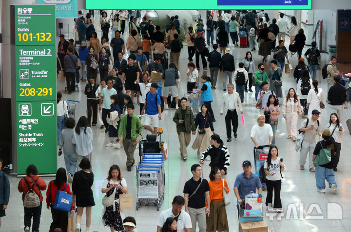 [인천공항=뉴시스] 김혜진 기자 = 추석 연휴를 하루 앞둔 2일 인천국제공항 면세구역이 여행객들로 붐비고 있다. 인천공항공사는 이달 2일부터 12일까지 인천공항을 이용하는 승객이 245만명을 넘을 것으로 예상했다. 2025.10.02. jini@newsis.com