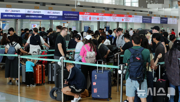 [인천공항=뉴시스] 김혜진 기자 = 추석 연휴를 하루 앞둔 2일 인천국제공항 제1여객터미널이 여행객들로 붐비고 있다. 인천공항공사는 이달 2일부터 12일까지 인천공항을 이용하는 승객이 245만명을 넘을 것으로 예상했다. 2025.10.02. jini@newsis.com