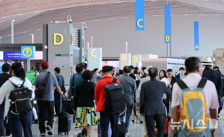 [인천공항=뉴시스] 김혜진 기자 = 추석 연휴를 하루 앞둔 2일 인천국제공항 제2여객터미널이 여행객들로 붐비고 있다. 인천공항공사는 이달 2일부터 12일까지 인천공항을 이용하는 승객이 245만명을 넘을 것으로 예상했다. 2025.10.02. jini@newsis.com