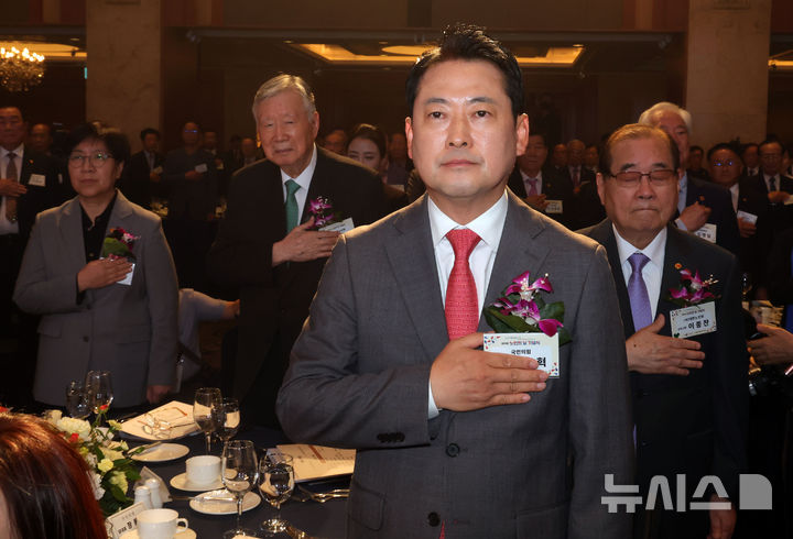 [서울=뉴시스] 홍효식 기자 = 2일 서울 중구 롯데호텔에서 열린 제29회 노인의 날 기념식에서 (왼쪽부터) 정은경 보건복지부 장관, 이중근 대한노인회장, 장동혁 국민의힘 대표, 이종찬 대한노인회 상임고문 등이 국민의례를 하고 있다. 2025.10.02. yesphoto@newsis.com