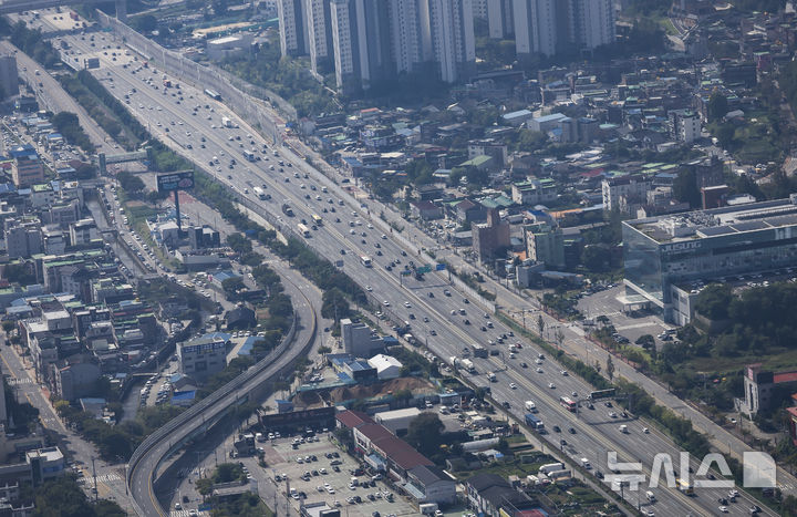 [용인=뉴시스] 김근수 기자 = 민족 대명절 추석 연휴를 앞둔 2일 경기 용인시 경부고속도로 신갈분기점 인근에서 부산방향(오른쪽) 차량들이 지나가고 있다. (항공촬영 협조: 경기남부경찰청 항공대 김형수 경감, 정종인 경위) 2025.10.02. ks@newsis.com