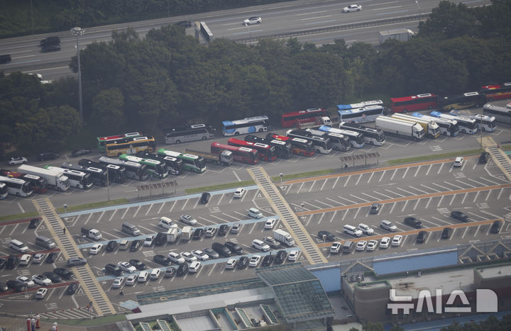 [기흥=뉴시스] 김근수 기자 = 사진은 헬기에서 바라본 경기 기흥시 경부고속도로 부산방향 기흥 휴게소. 2025.10.02. ks@newsis.com