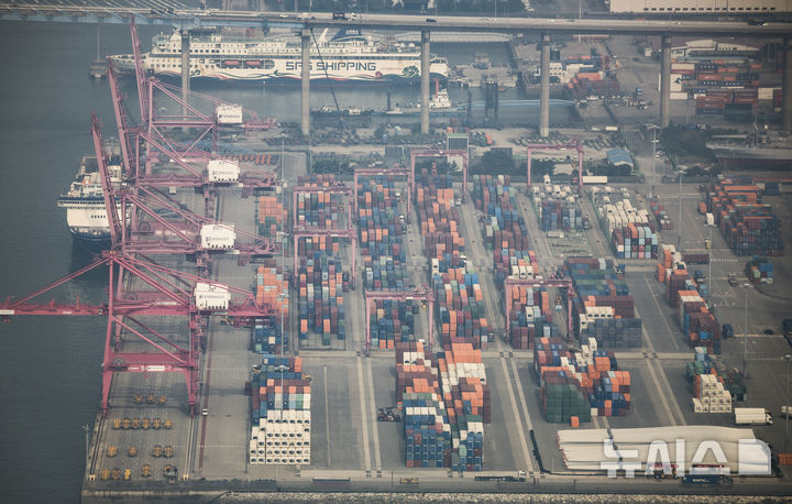 [평택=뉴시스] 김근수 기자 = 2일 경기 평택항에 수출용 컨테이너들이 쌓여 있다.  (항공촬영 협조: 경기남부경찰청 항공대 김형수 경감, 정종인 경위) 2025.10.02. ks@newsis.com