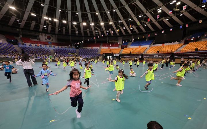 [서울=뉴시스] 2일 경기 수원 종합운동장 실내체육관에서 열린 수원시 사립유치원 한마음줄넘기대회에서 어린이들이 줄넘기 실력을 뽐내고 있다. (사진=수원시 유치원연합회 제공) 2025.10.02. photo@newsis.com *재판매 및 DB 금지
