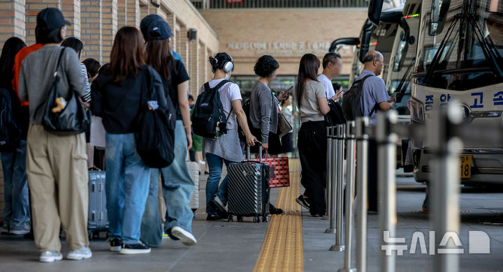 [서울=뉴시스] 정병혁 기자 = 지난 10월2일 서울 서초구 서울고속버스터미널에서 시민들이 버스를 타기 위해 기다리고 있다. 2025.10.02 jhope@newsis.com
