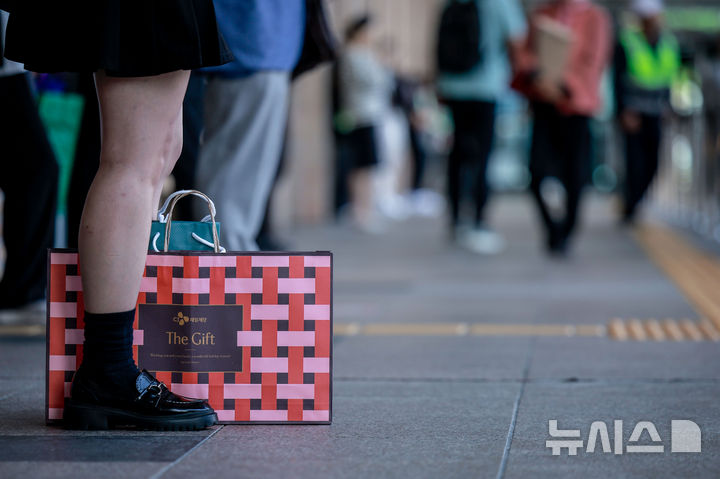 [서울=뉴시스] 정병혁 기자 = 2일 서울 서초구 서울고속버스터미널에서 시민들이 버스를 타기 위해 기다리고 있다. 2025.10.02 jhope@newsis.com