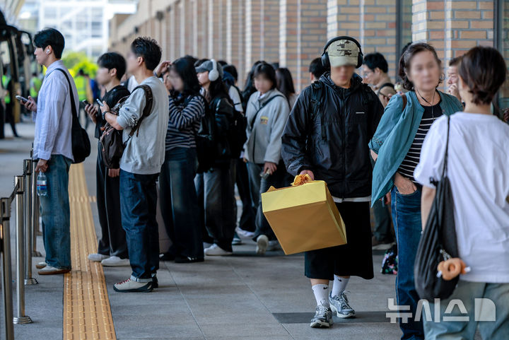 [서울=뉴시스] 정병혁 기자 = 2일 서울 서초구 서울고속버스터미널에서 시민들이 버스를 타기 위해 기다리고 있다. 2025.10.02 jhope@newsis.com