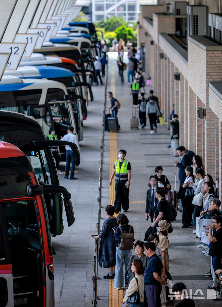 [서울=뉴시스] 정병혁 기자 = 2일 서울 서초구 서울고속버스터미널에서 시민들이 버스를 타기 위해 기다리고 있다. 2025.10.02 jhope@newsis.com