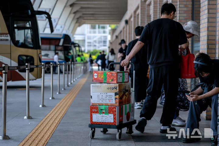 [서울=뉴시스] 정병혁 기자 = 2일 서울 서초구 서울고속버스터미널에서 시민들이 버스를 타기 위해 이동하고 있다. 2025.10.02 jhope@newsis.com