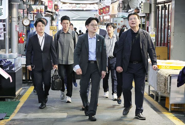 [서울=뉴시스] 김정관 산업통상부 장관이 2일 서울 종로구 통인시장을 방문해 추석 명절물가를 점검하고 있다. (사진=산업통상부 제공) 2025.10.02. photo@newsis.com *재판매 및 DB 금지