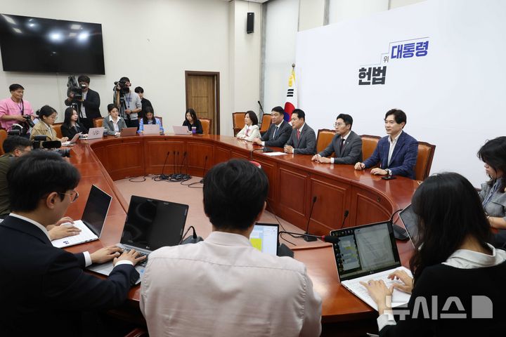 [서울=뉴시스] 조성봉 기자 = 장동혁 국민의힘 대표가 2일 오후 서울 여의도 국회에서 열린 현안 관련 기자간담회에서 발언을 하고 있다. 2025.10.02. suncho21@newsis.com