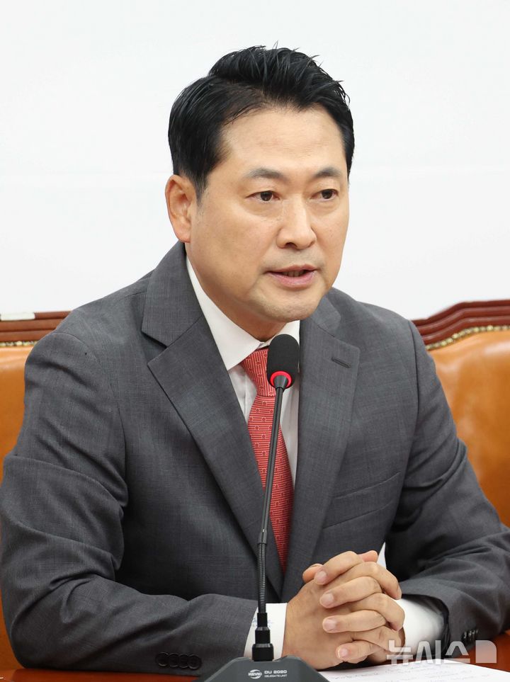 [서울=뉴시스] 조성봉 기자 = 장동혁 국민의힘 대표가 2일 오후 서울 여의도 국회에서 열린 현안 관련 기자간담회에서 발언을 하고 있다. 2025.10.02. suncho21@newsis.com