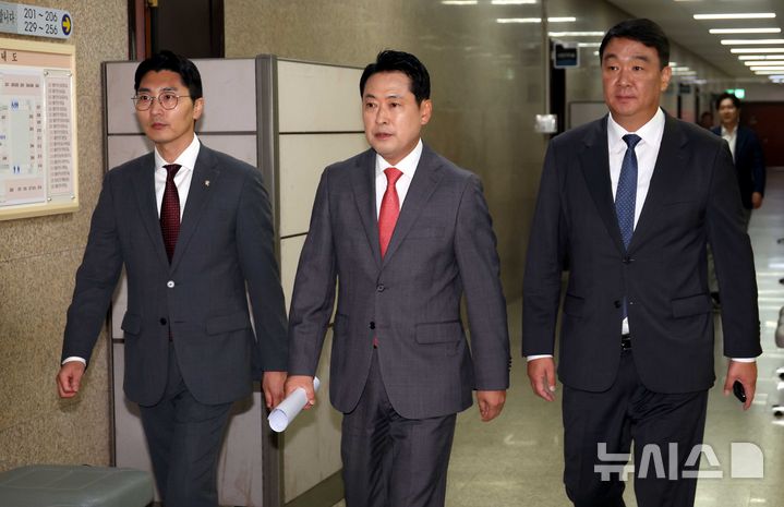 [서울=뉴시스] 조성봉 기자 = 장동혁 국민의힘 대표가 2일 오후 서울 여의도 국회에서 열린 현안 관련 기자간담회에 참석하고 있다. 2025.10.02. suncho21@newsis.com