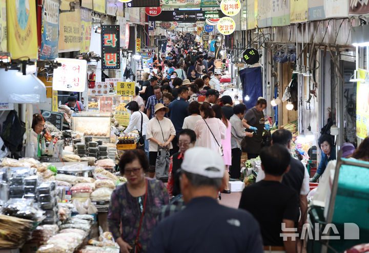 [인천=뉴시스] 전진환 기자 = 추석 연휴를 앞둔 지난 2일 오후 인천 미추홀구 석바위시장에서 시민들이 장을 보고 있다.  2025.10.02. amin2@newsis.com
