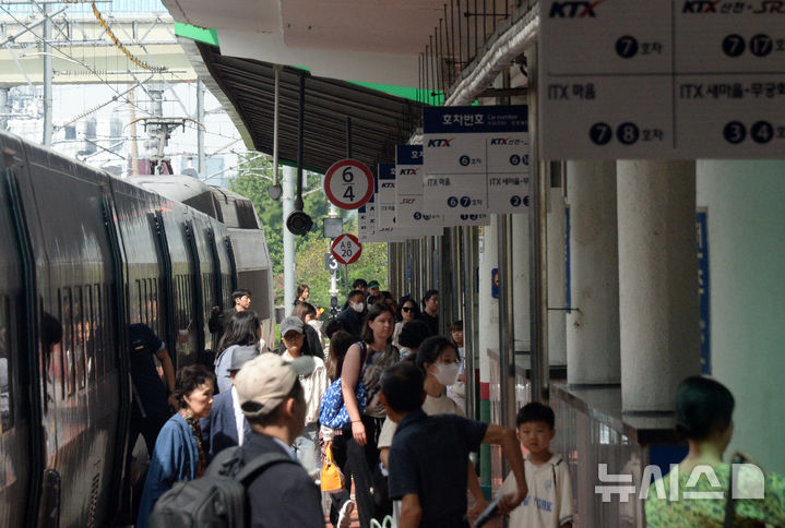 [전주=뉴시스] 김얼 기자 = 추석과 대체공휴일 등으로 이어지는 연휴를 하루 앞둔 2일 전북 전주시 전주역에 고향을 찾은 귀성객들로 발길이 이어지고 있다. 2025.10.02. pmkeul@newsis.com