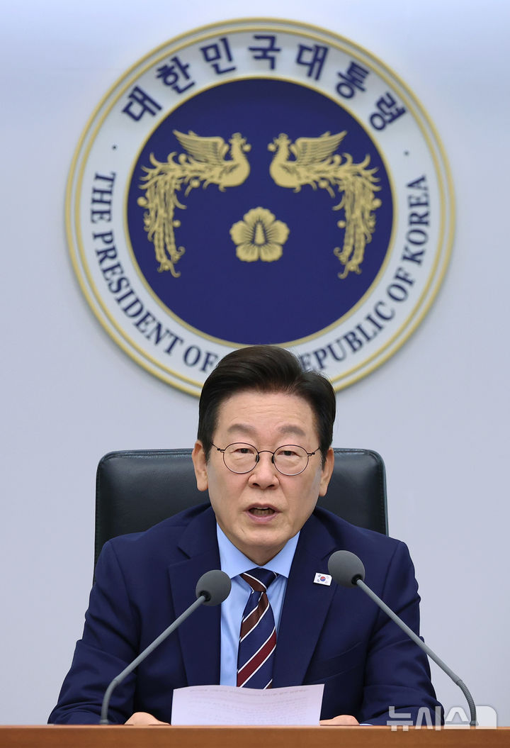 [서울=뉴시스] 최동준 기자 = 이재명 대통령이 2일 서울 용산 대통령실 청사에서 열린 수석보좌관회의에서 발언하고 있다. (대통령실통신사진기자단) 2025.10.02. photocdj@newsis.com