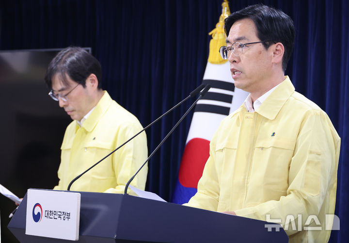 [서울=뉴시스] 김명원 기자 = 김민재 중앙재난안전대책본부 제1차장(행정안전부 차관)이 2일 서울 종로구 정부서울청사에서 국가정보자원관리원(국정자원) 행정정보시스템 화재 관련 중앙재난안전대책본부(중대본) 브리핑을 하고 있다. 2025.10.02. kmx1105@newsis.com